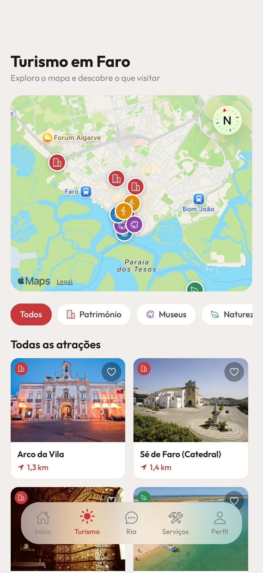 Ecrã Turismo da app Faro+: o mapa de Faro com os pontos de interesse por categoria, os filtros Todos, Património, Museus e Natureza, e as atrações Arco da Vila a 1,3 km e Sé de Faro a 1,4 km