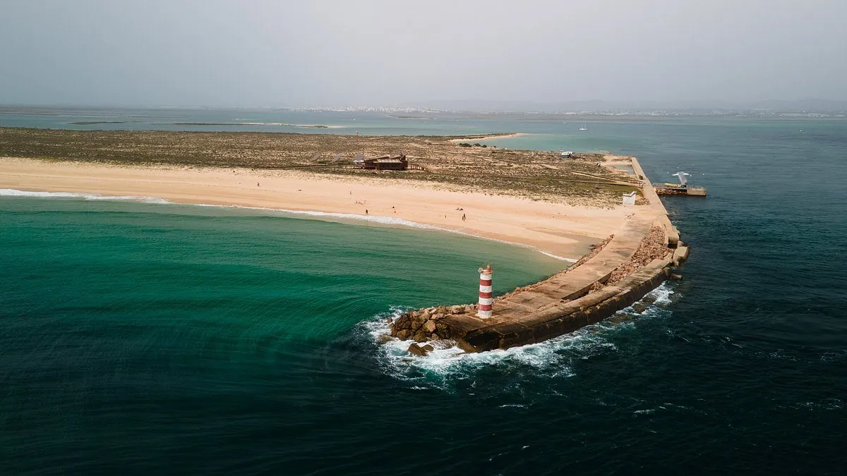Vista aérea da Ilha Deserta, com o farol na ponta da ilha e a Ria Formosa